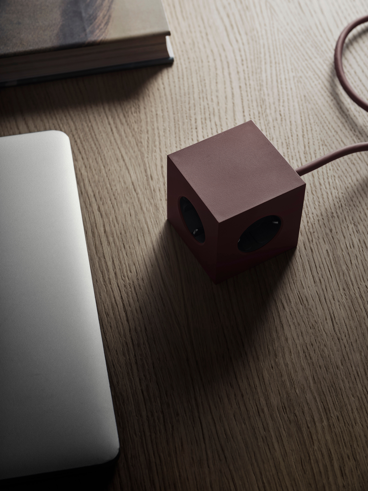 Square-1-Grenuttag-Rod-Miljo.jpg Square 1 Grenuttag Röd på skrivbord bredvid dator