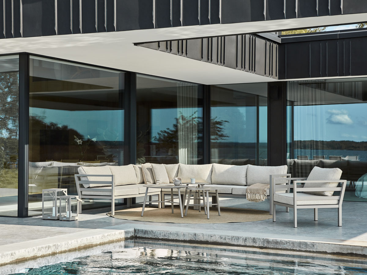 Vannes-Soffbord-D75-D60-D45-Beige-Miljo.jpg Vann Soffbord i olika storlekar i beige som del av soffgrupp vid poolkant